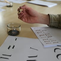 Atelier de calligraphie romaine