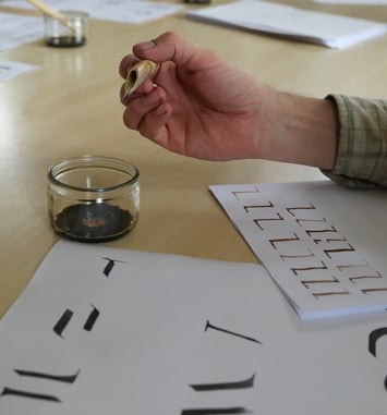 Atelier de calligraphie romaine