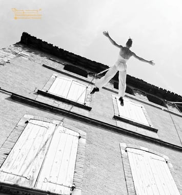 Suspend's, Spectacle de danse verticale sur façade