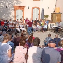 Chœur "Les Mots Bleus" interprétant des chants traditionnels occitans
