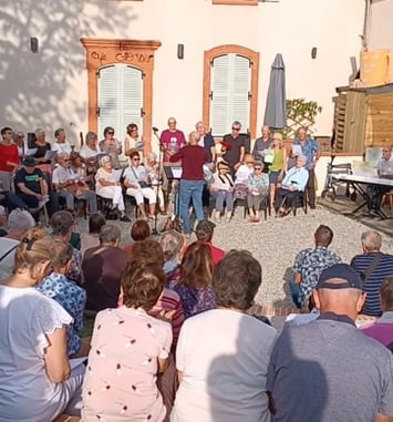 Chœur "Les Mots Bleus" interprétant des chants traditionnels occitans