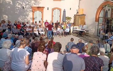 Chœur "Les Mots Bleus" interprétant des chants traditionnels occitans