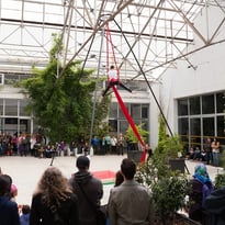 Visite d'un ancien bâtiment militaire transformé en lieu de création de cirque !