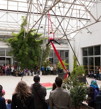 Visite d'un ancien bâtiment militaire transformé en lieu de création de cirque !