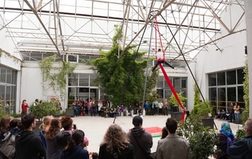 Visite d'un ancien bâtiment militaire transformé en lieu de création de cirque !