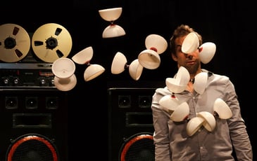 "Suite pour une porte et un soupir" de Tom Lacoste