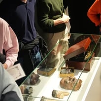 Présentation d'œuvres sorties des réserves : des objets et des papiers éphémères dans la collection du musée