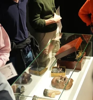 Présentation d'œuvres sorties des réserves : des objets et des papiers éphémères dans la collection du musée