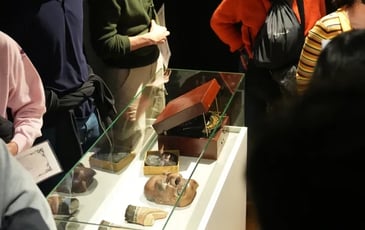 Présentation d'œuvres sorties des réserves : des objets et des papiers éphémères dans la collection du musée