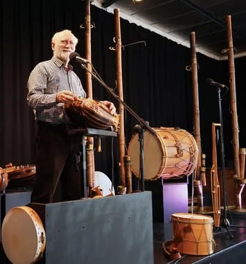 Visite d'un atelier de lutherie de vielles à roue, démonstration musicale