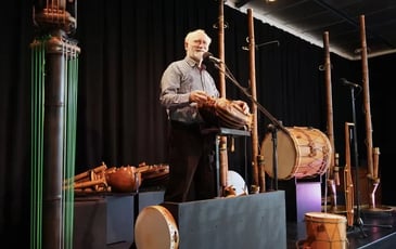 Visite d'un atelier de lutherie de vielles à roue, démonstration musicale