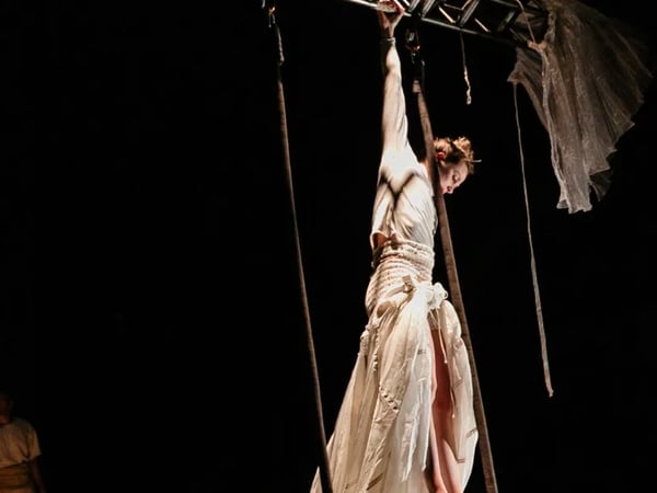 Secrets - Compagnie de Cirque « eia »
